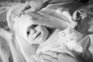 fotograf botez portret copil alb negru