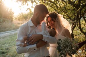 fotograf nuntă cuplu în lumină caldă apus