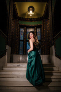 ședință foto majorat portret feminin rochie verde elegantă