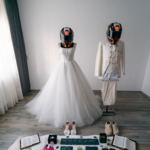 fotograf nuntă rochie mireasă și costum elegant