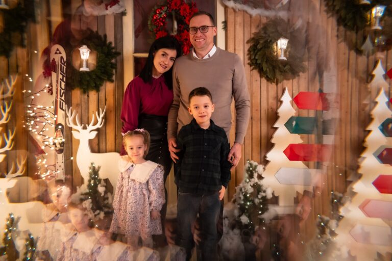 Familie în decorul de Crăciun din studio